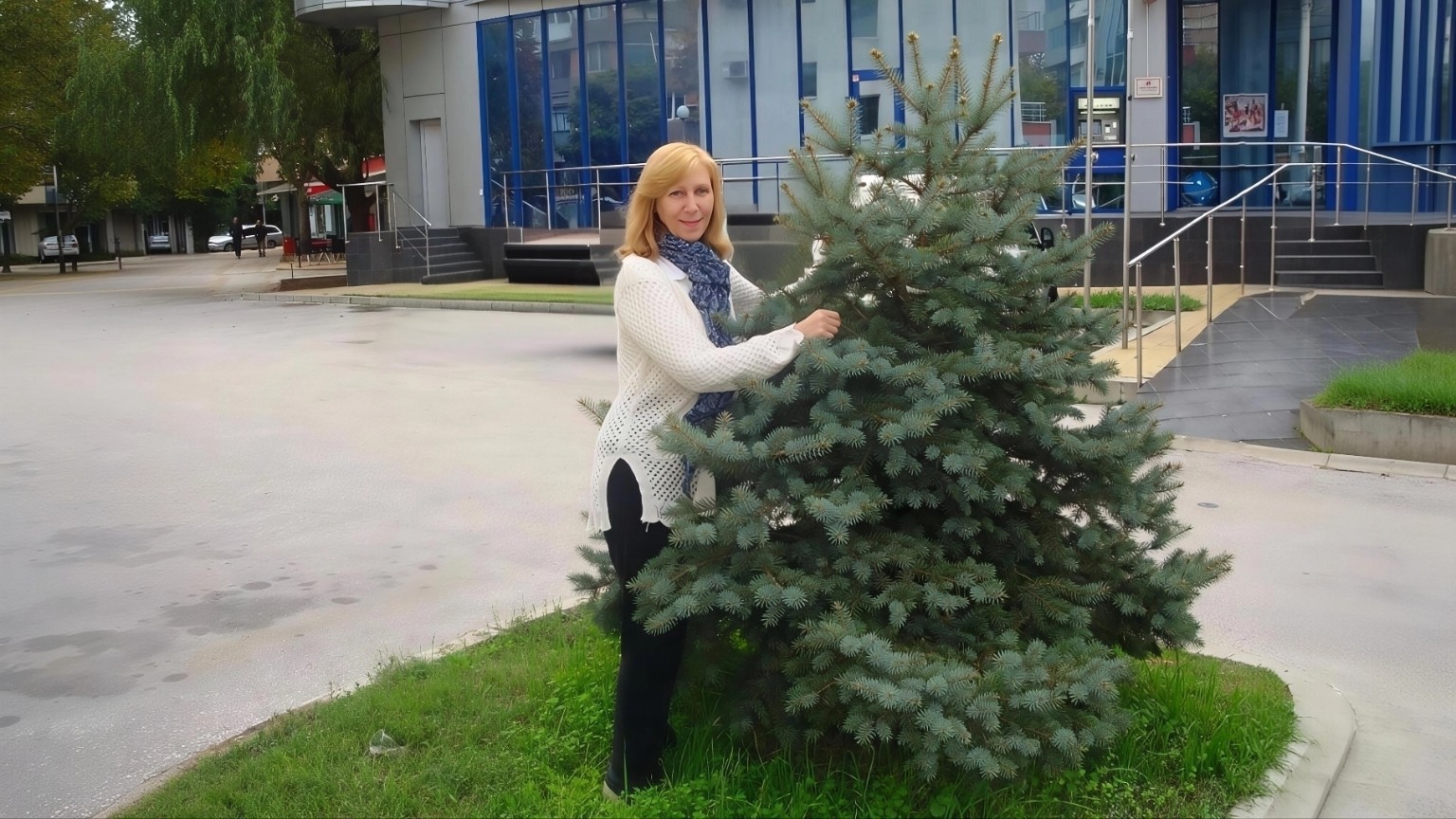 Жената от Коя е Тя? до засадено дърво